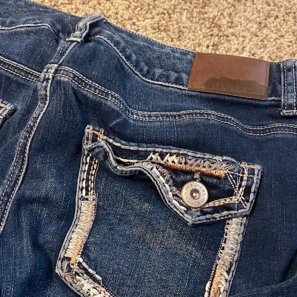 Only worn once medium wash jeans - Picture 3 of 3